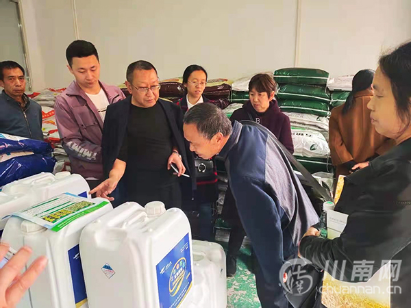 种植户们在纳溪门店现场了解产品