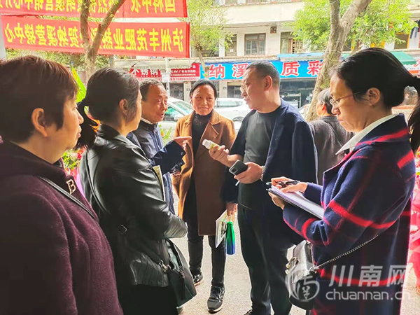 种植户们在纳溪门店现场了解产品