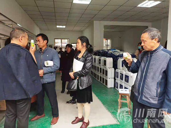 种植户们在纳溪门店现场了解产品